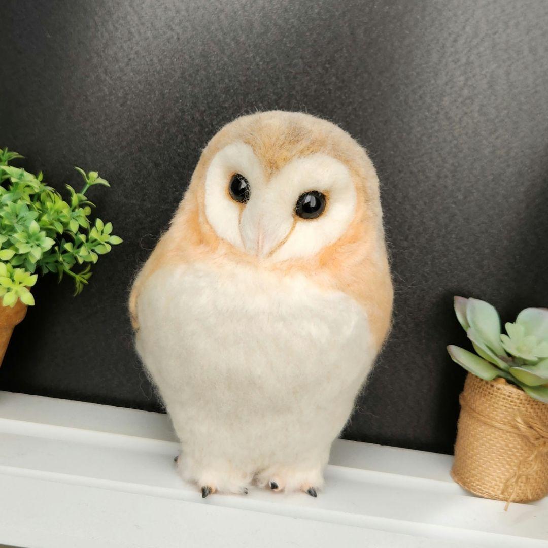 羊毛フェルト製置物　高さ約19cm メンフクロウ