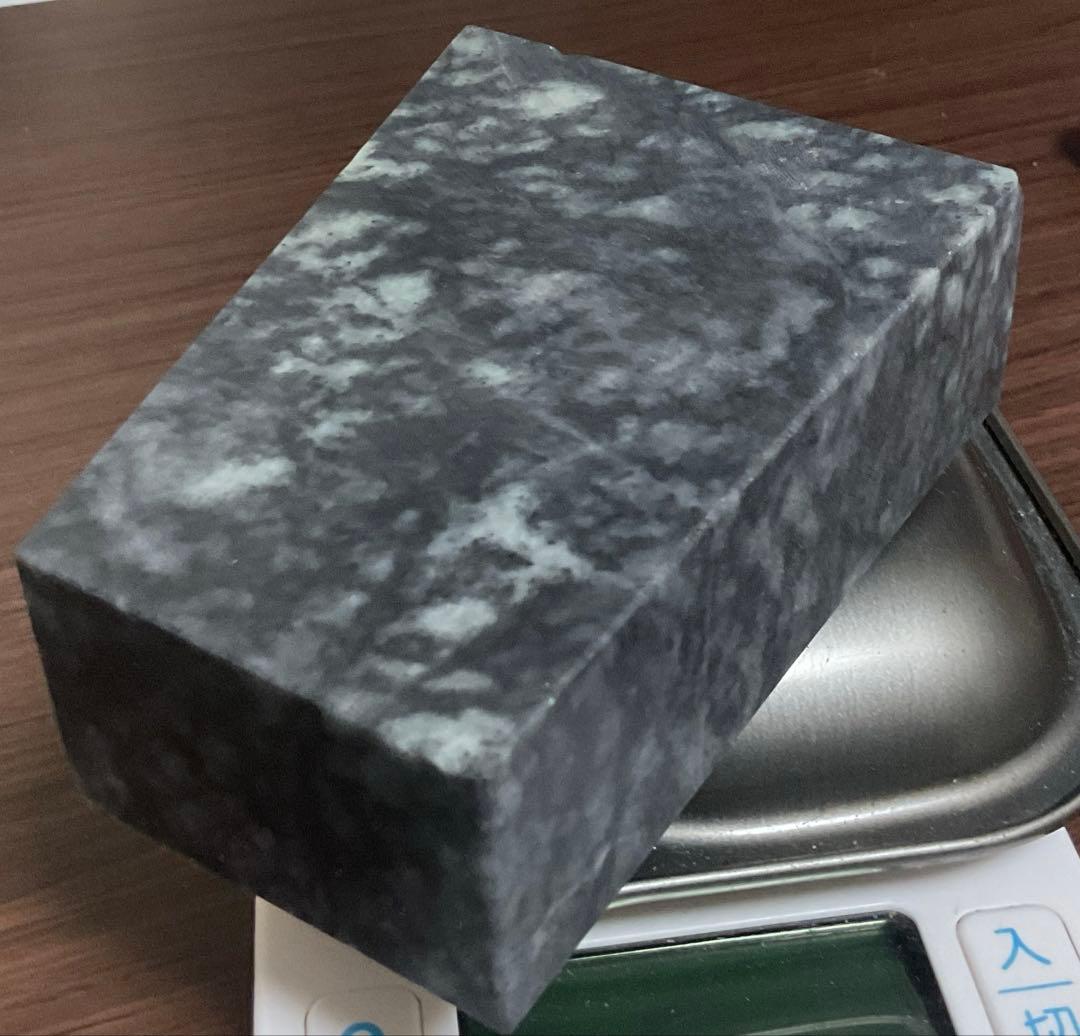 ［黒色　上質］　青海系の黒　糸魚川翡翠角材1297g ヒスイ　ひすい