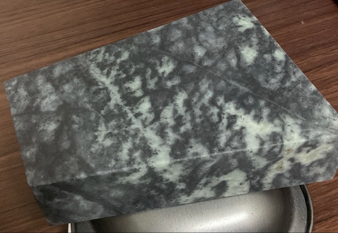 ［黒色　上質］　青海系の黒　糸魚川翡翠角材1297g ヒスイ　ひすい