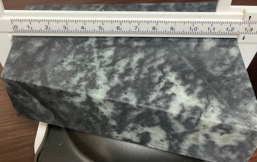 ［黒色　上質］　青海系の黒　糸魚川翡翠角材1297g ヒスイ　ひすい