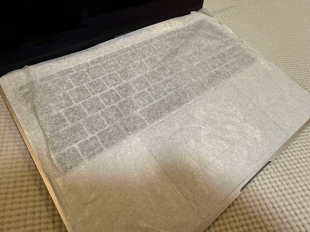 Apple MacBook pro本体 画面不良 小傷あり