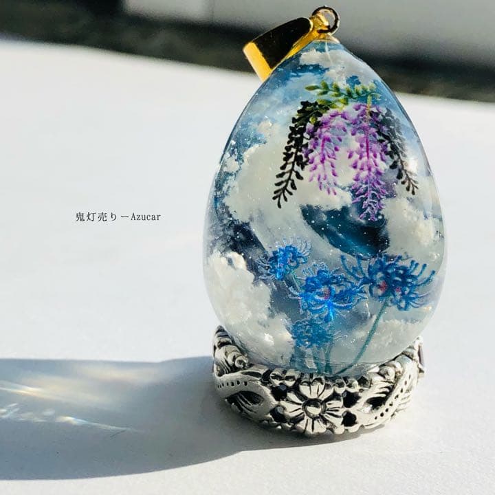 夜明けの空に藤の花と幻想的な彼岸花。 雲レジンオルゴナイトネックレス