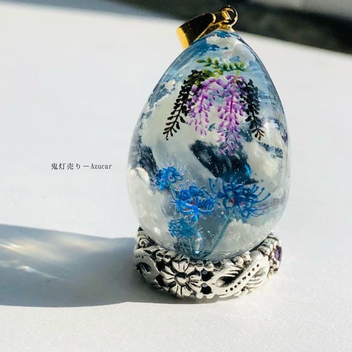 夜明けの空に藤の花と幻想的な彼岸花。 雲レジンオルゴナイトネックレス