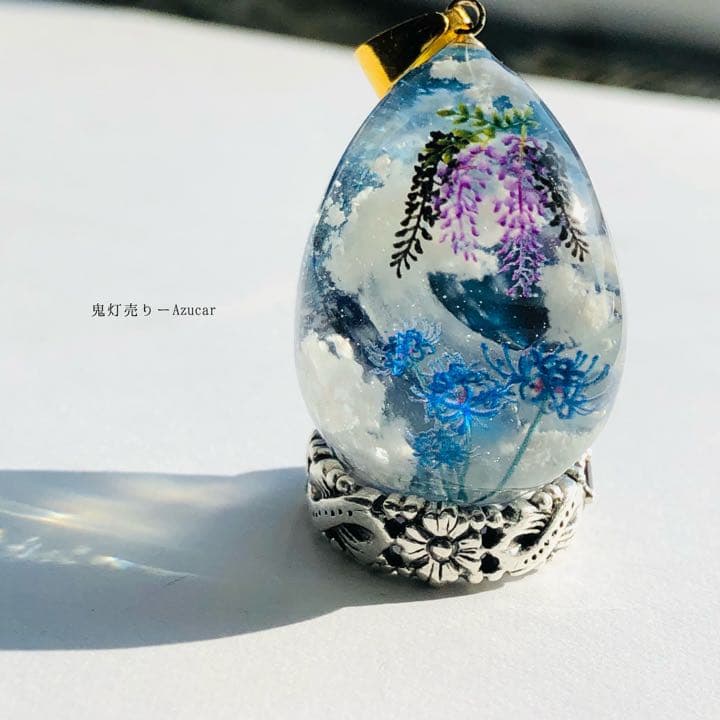 夜明けの空に藤の花と幻想的な彼岸花。 雲レジンオルゴナイトネックレス