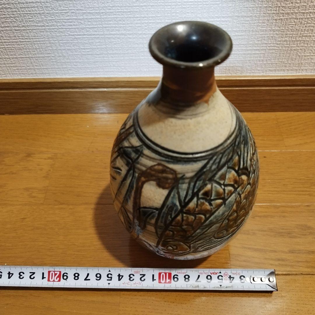 沖縄の人間国宝　金城次郎さんの飾り壷・花瓶　魚と海老の図　高さ約20センチ　在銘