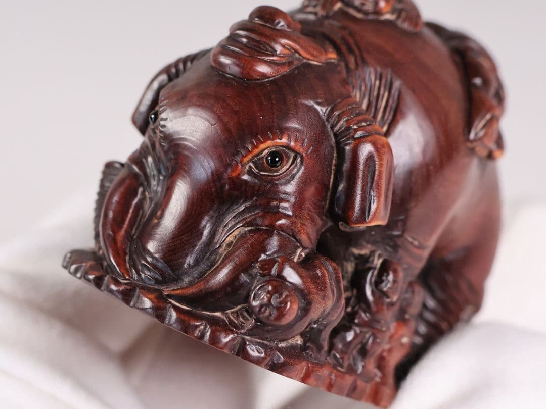 木製 提物 根付 在銘 日昇 象と唐子 ゾウ 人物 彫刻【MB302】