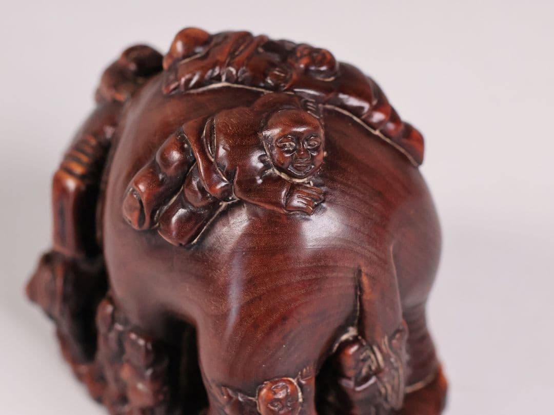 木製 提物 根付 在銘 日昇 象と唐子 ゾウ 人物 彫刻【MB302】