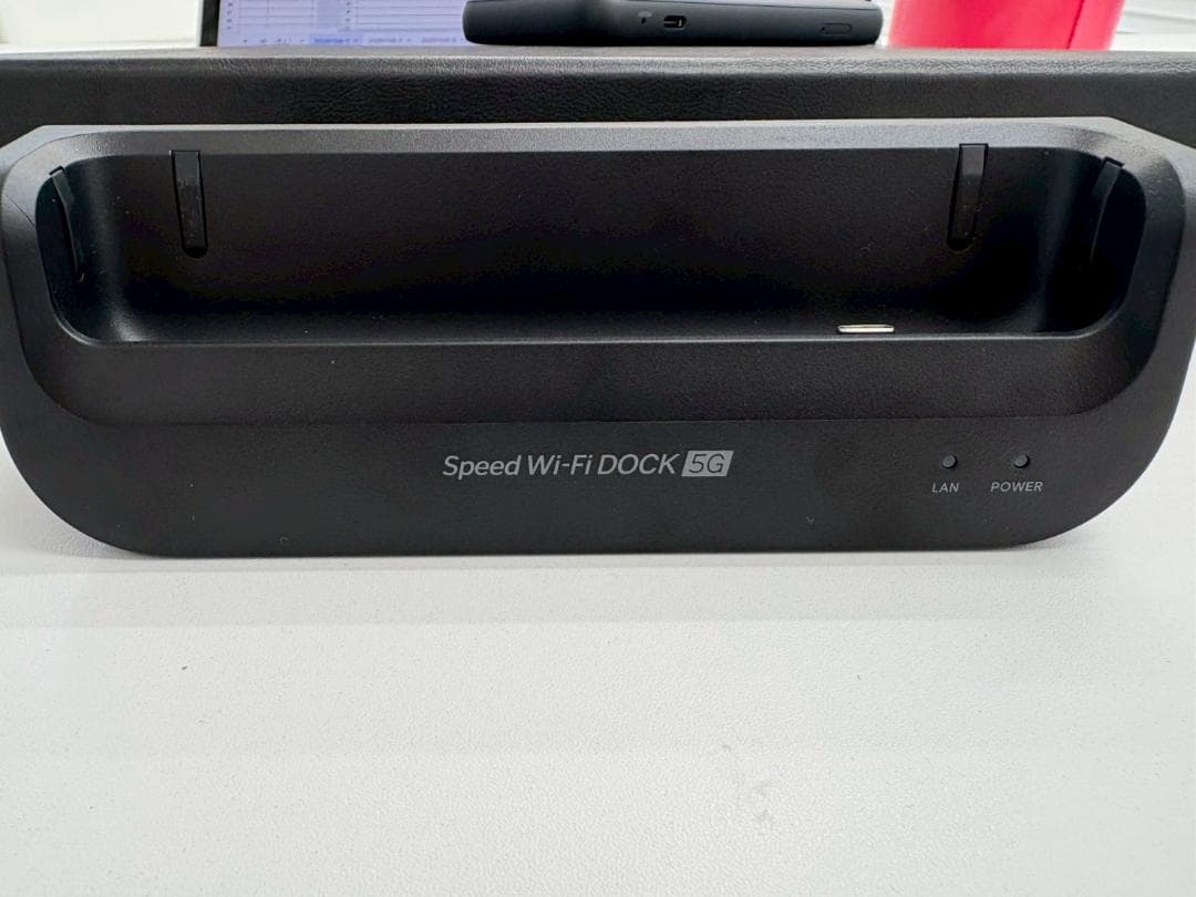 Speed Wi-Fi 5G モバイルルーターとドックセット