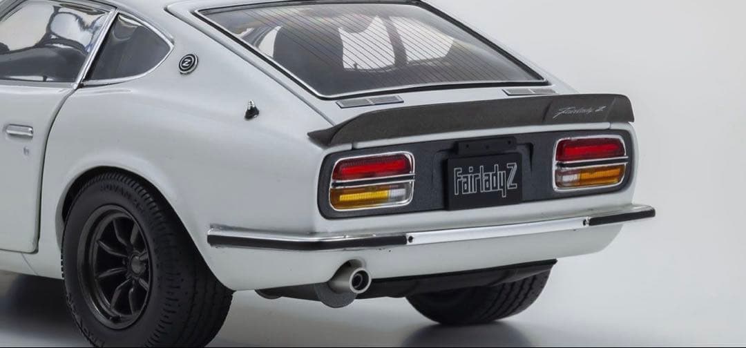 1/18 日産 フェアレディ Z-L S30 ホワイトパールクリスタル シャイン