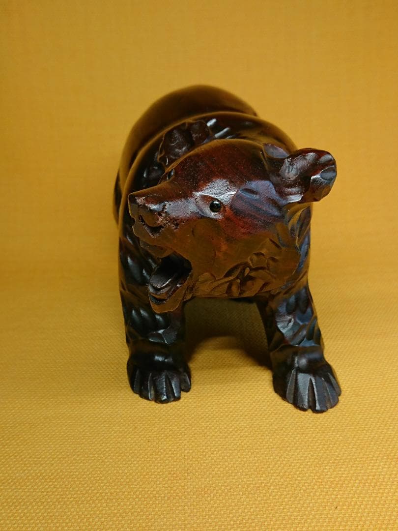 【美品】クマ　熊　ガラス目　木彫　置物　インテリア　工芸品　美術品　A1236