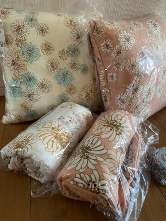 ユニクロ　ポール＆ジョー　ガーゼブランケット　クッションセット　ノベルティー付き