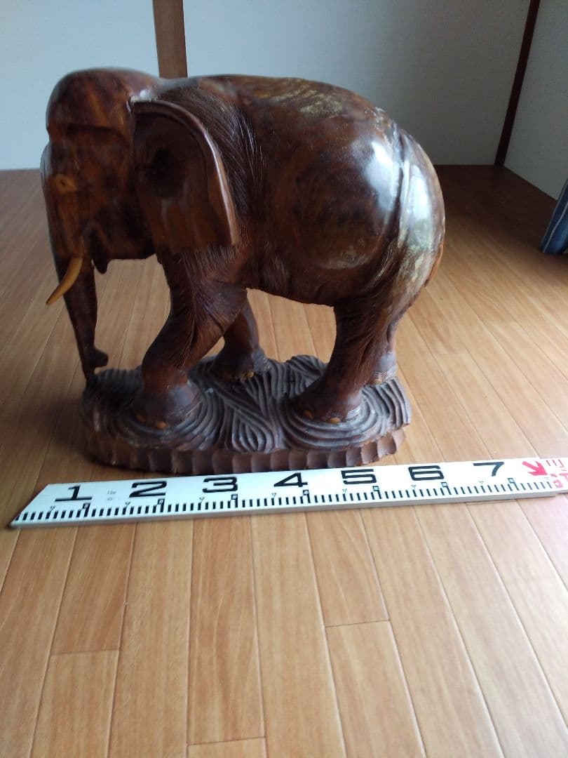 木彫りの大きい象チーク材