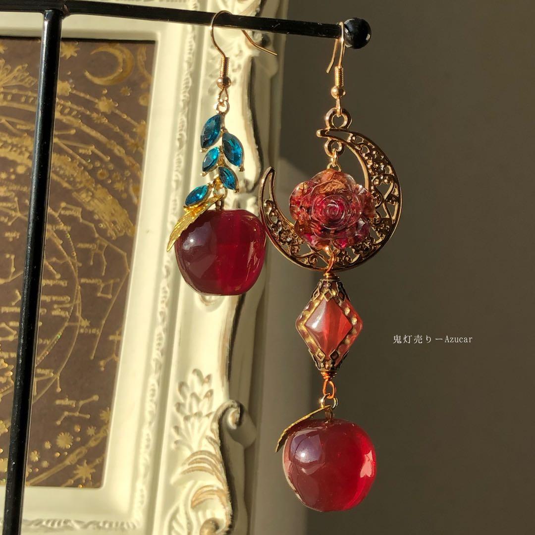 紅林檎とドライフラワー赤薔薇とダイヤ、三日月のゴシックピアス　イヤリング★