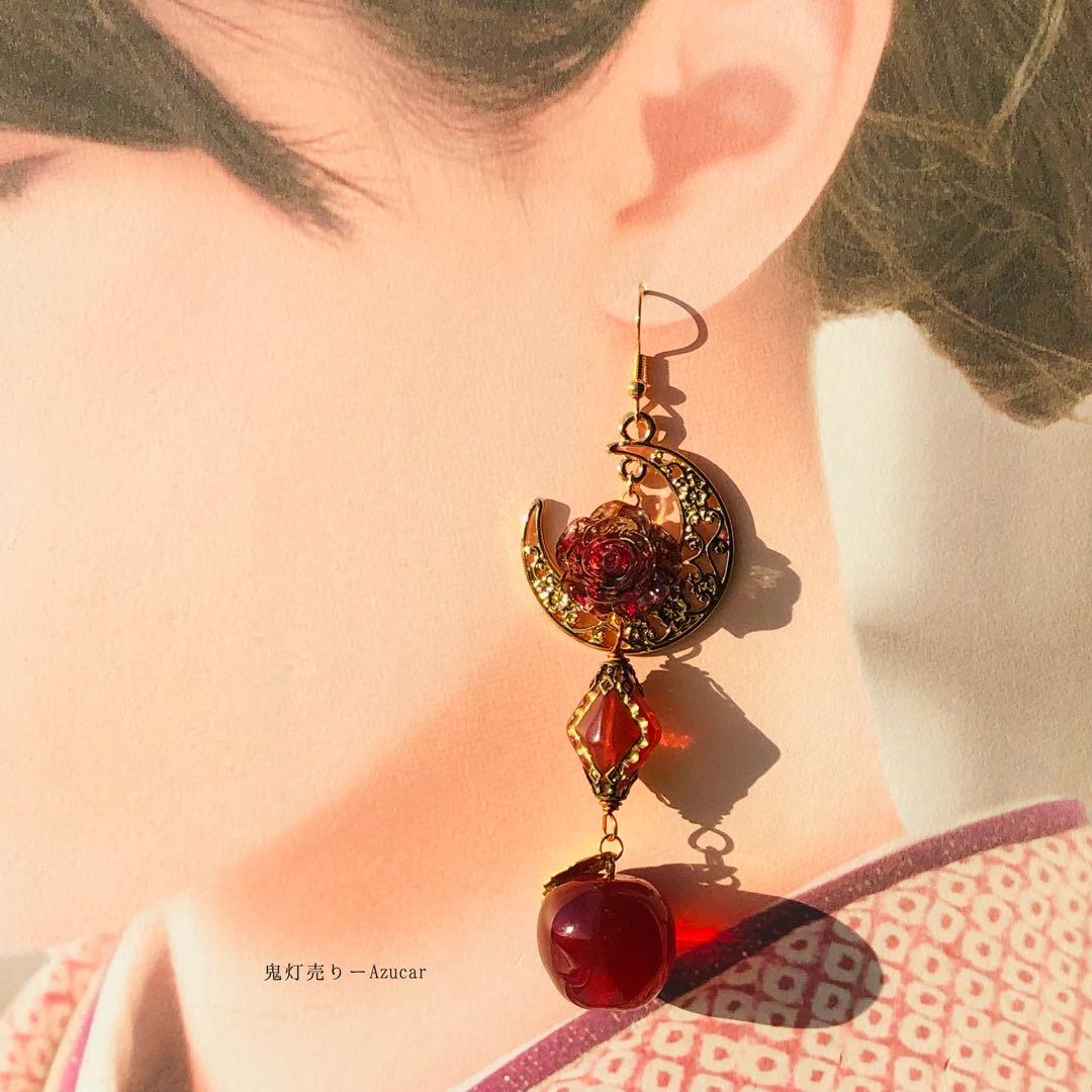 紅林檎とドライフラワー赤薔薇とダイヤ、三日月のゴシックピアス　イヤリング★