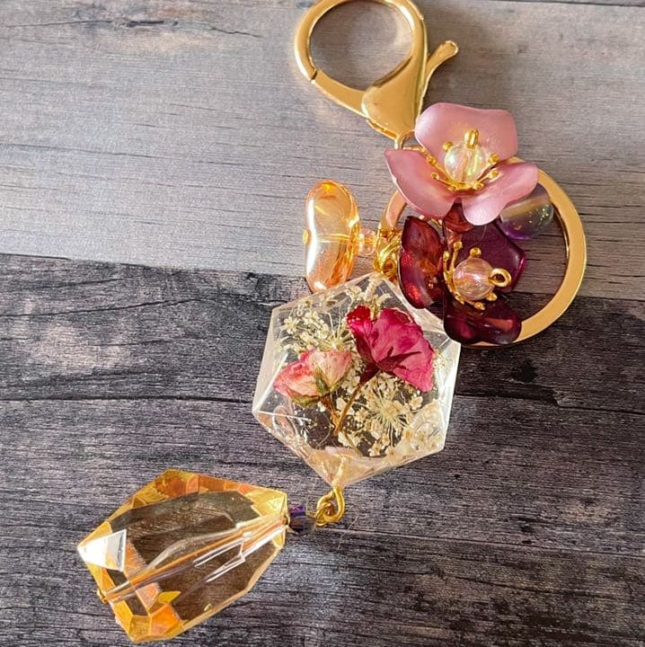 ミニ薔薇の六角水中花❤ヴィトライユビーズのキーリング兼バッグチャーム❤