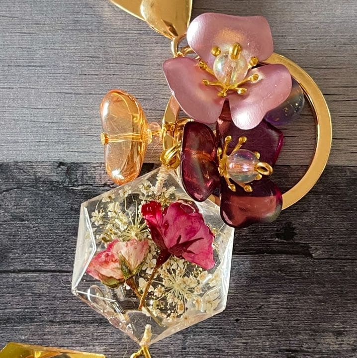 ミニ薔薇の六角水中花❤ヴィトライユビーズのキーリング兼バッグチャーム❤