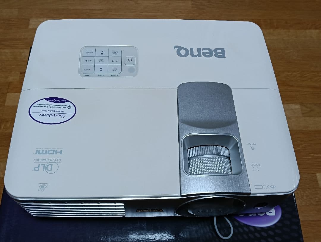 【美品】BenQ　超短焦点型DLPフルHDホームプロジェクター「W1080ST」