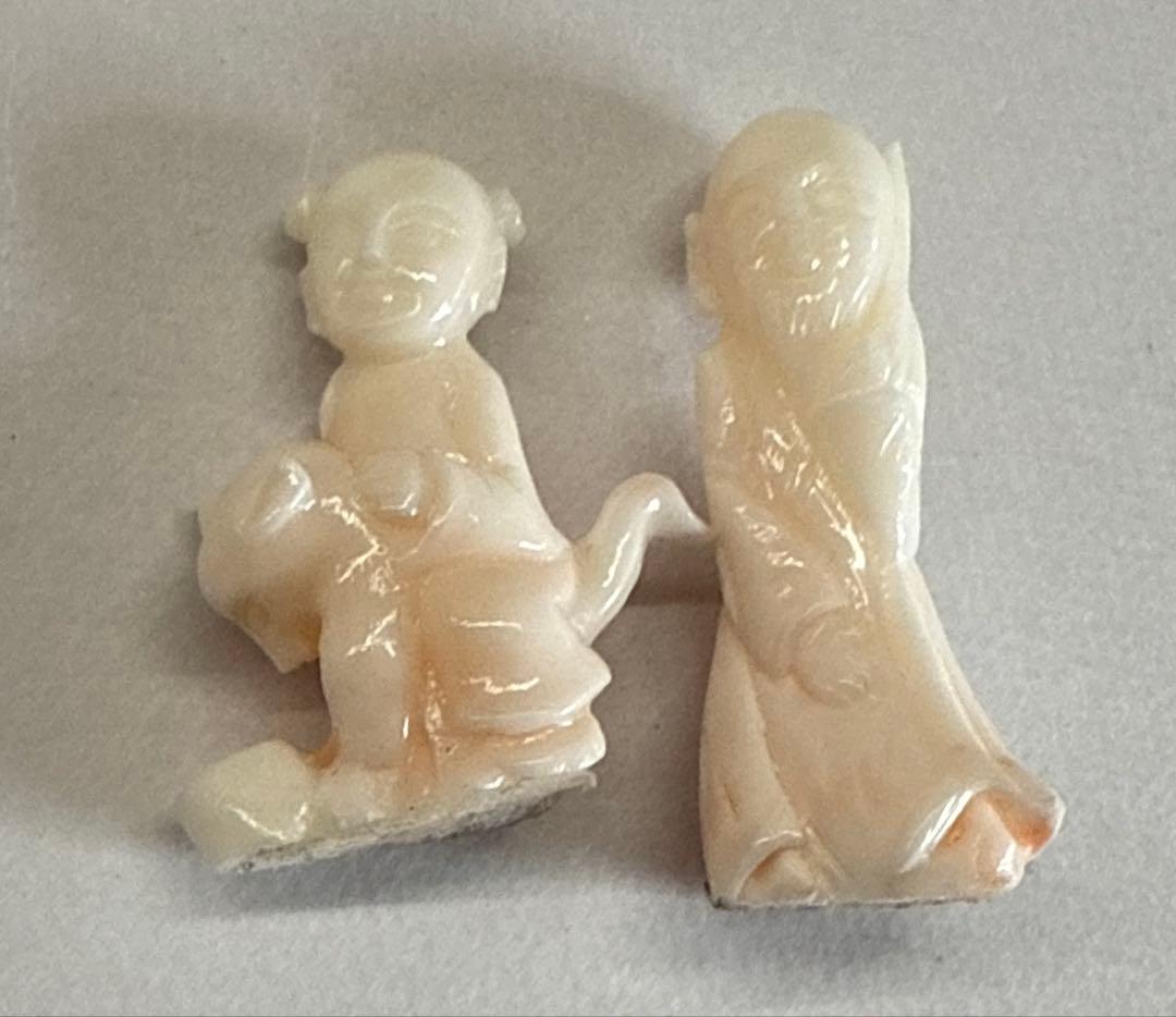 白珊瑚　子供と老人の彫刻セット
