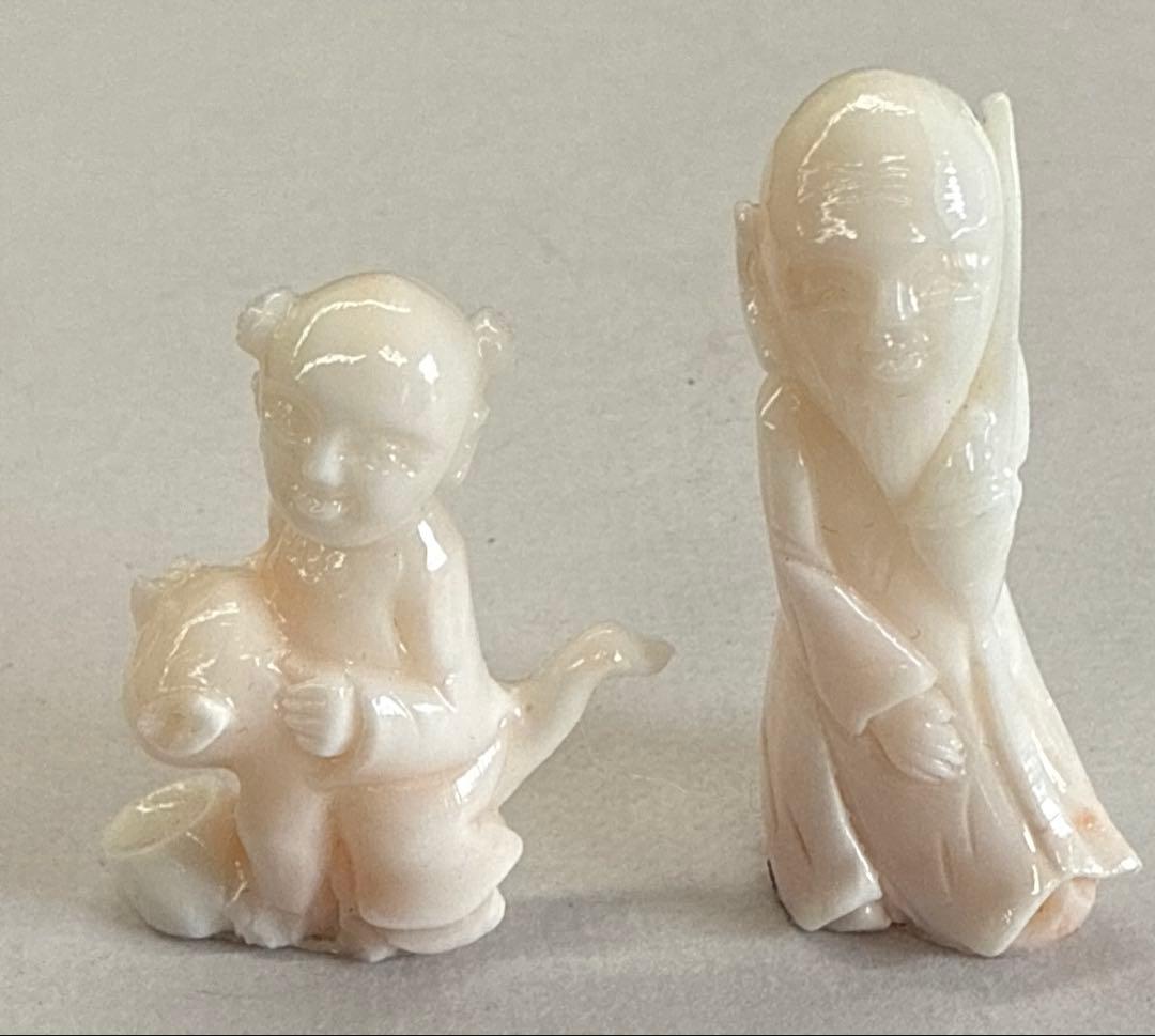 白珊瑚　子供と老人の彫刻セット