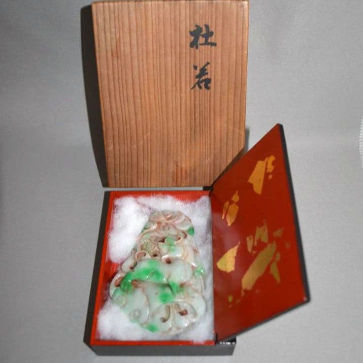 『翡翠雕獅子雲気紋珮件』 細密透彫 「杜若」共箱入り　翡翠　ヒスイ　古美術