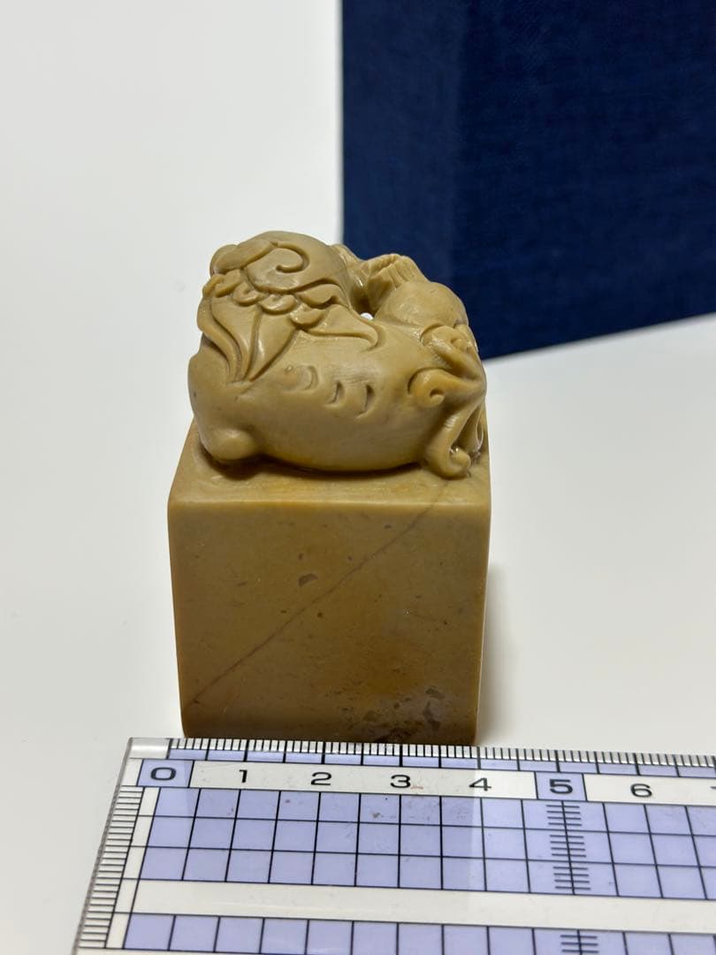59寿山石黄石古獣　印面　4.0cm　美品　印石　印材　書道　落款　雅号　箱付き