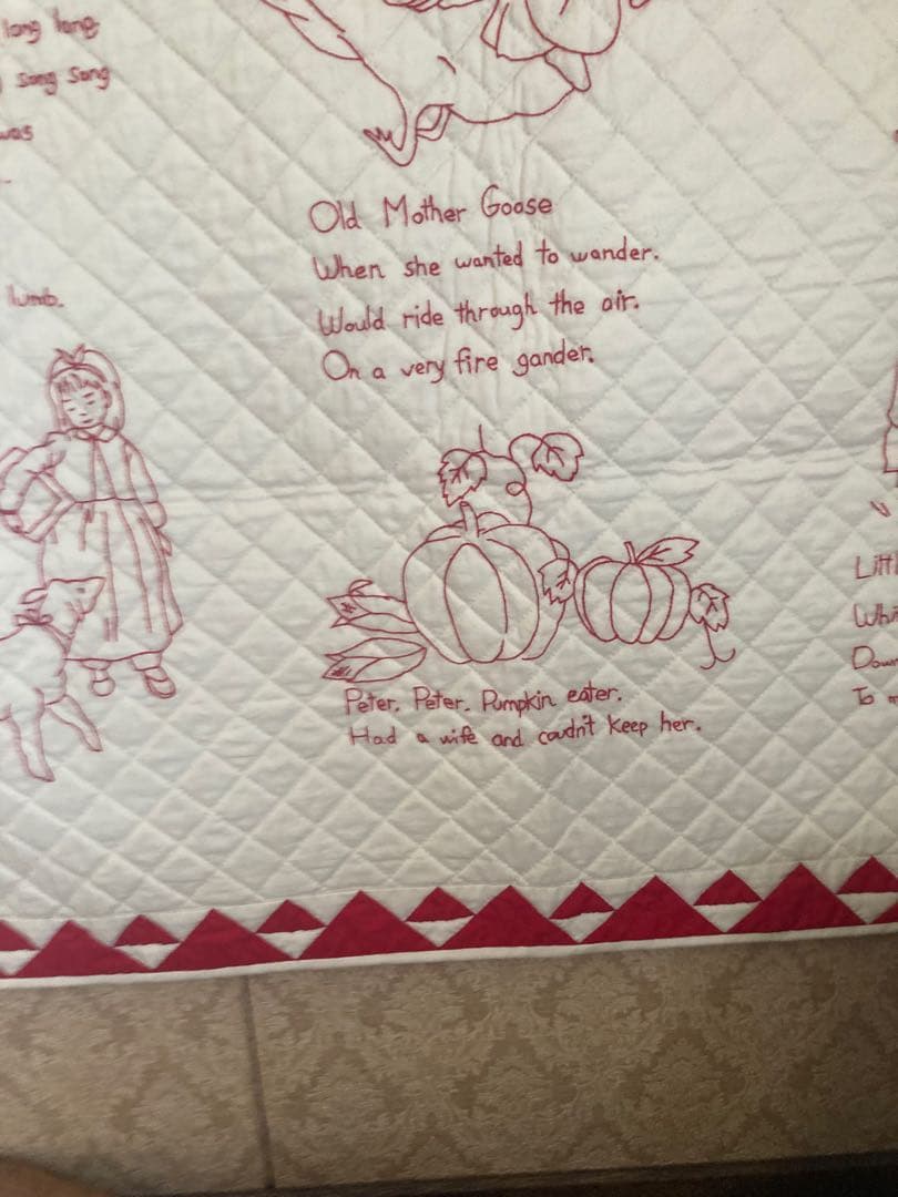 童謡テーマの赤い刺繍 エンブロイダリーキルト