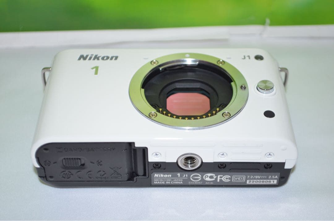 ⭐️コンパクトミラーレスカメラ⭐️大人気ホワイト⭐️ ニコン　J1