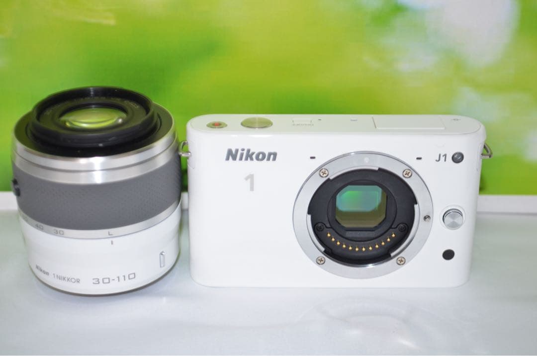 ⭐️コンパクトミラーレスカメラ⭐️大人気ホワイト⭐️ ニコン　J1
