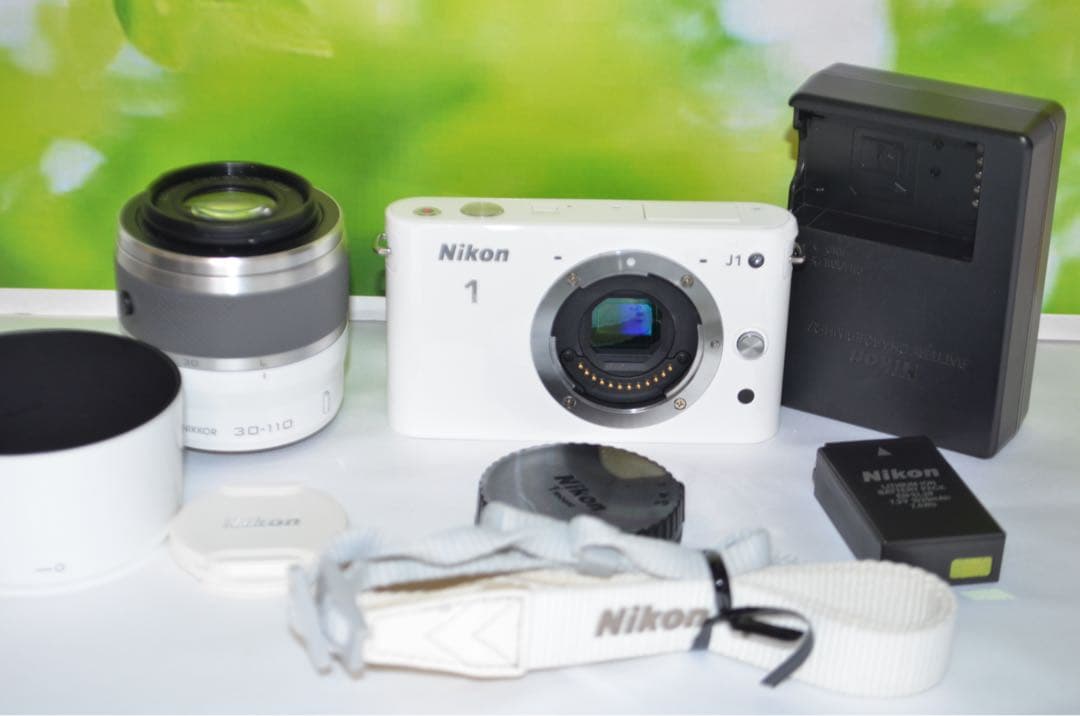 ⭐️コンパクトミラーレスカメラ⭐️大人気ホワイト⭐️ ニコン　J1