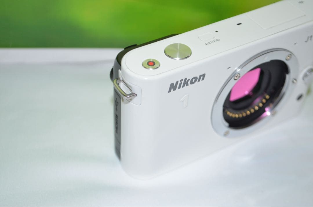 ⭐️コンパクトミラーレスカメラ⭐️大人気ホワイト⭐️ ニコン　J1
