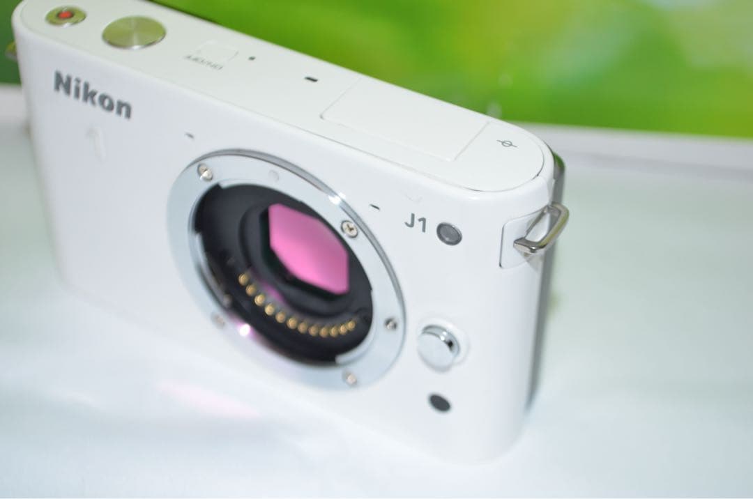 ⭐️コンパクトミラーレスカメラ⭐️大人気ホワイト⭐️ ニコン　J1
