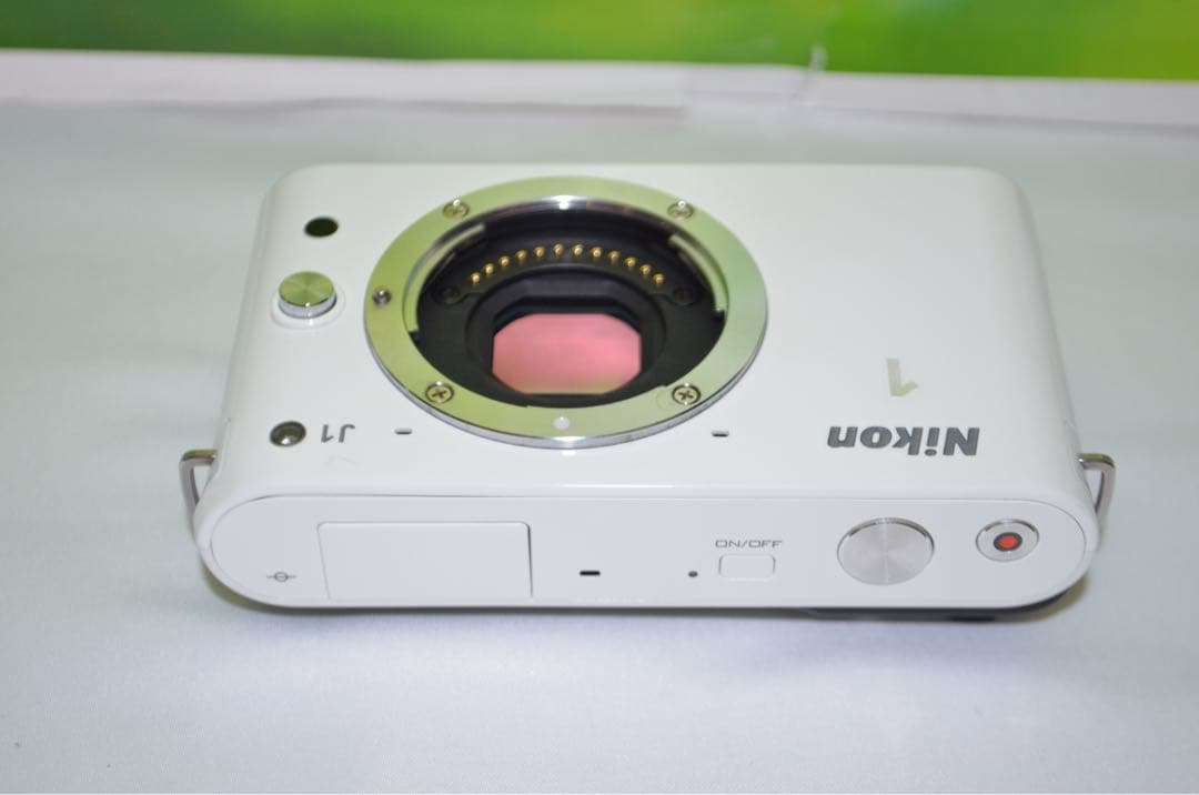 ⭐️コンパクトミラーレスカメラ⭐️大人気ホワイト⭐️ ニコン　J1