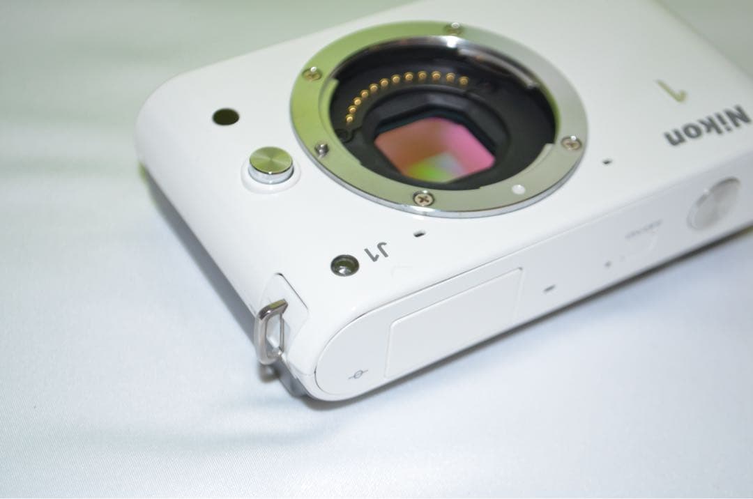 ⭐️コンパクトミラーレスカメラ⭐️大人気ホワイト⭐️ ニコン　J1