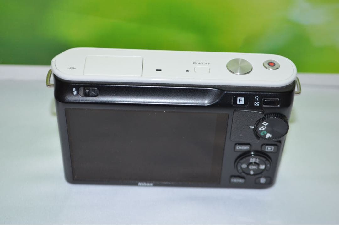⭐️コンパクトミラーレスカメラ⭐️大人気ホワイト⭐️ ニコン　J1