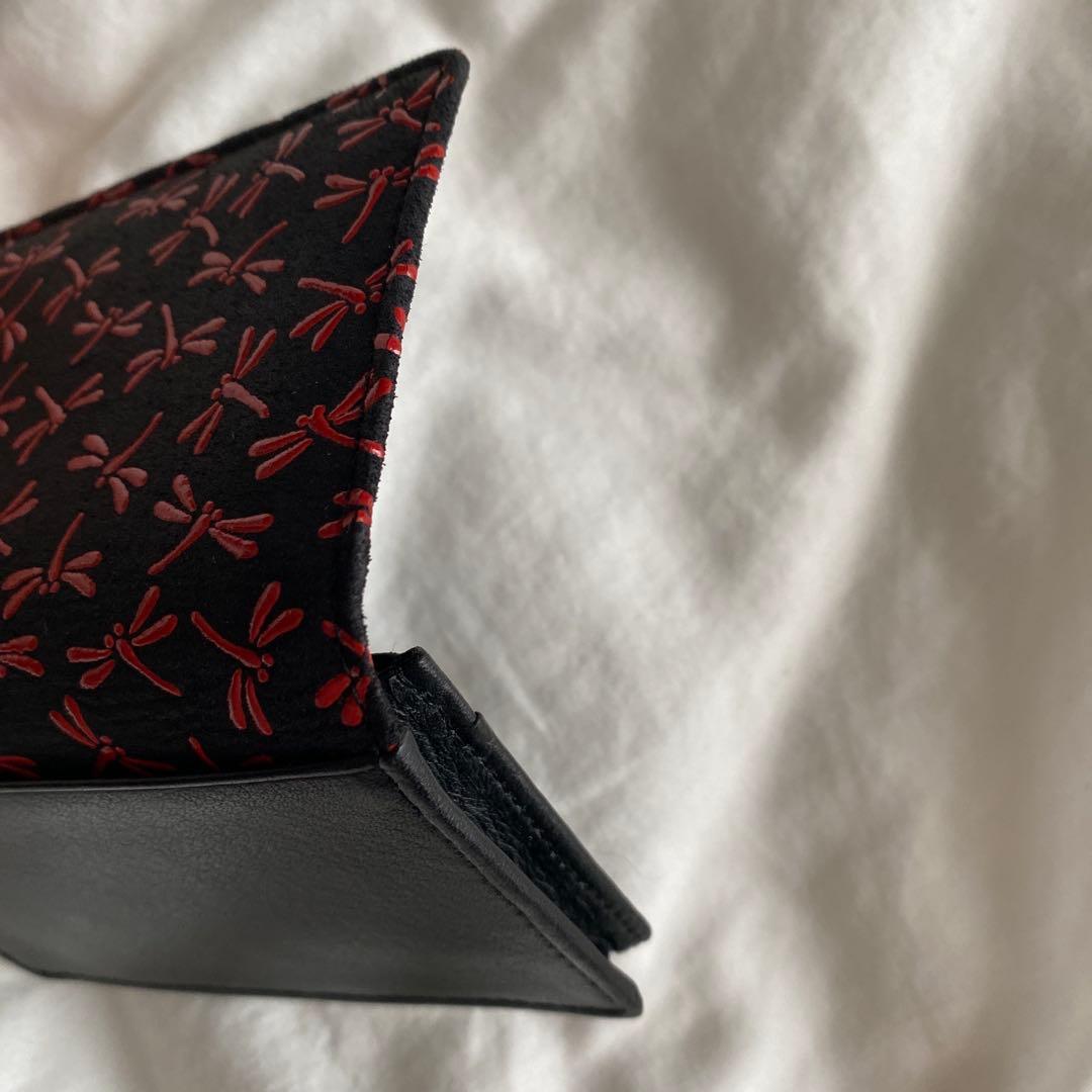 インデンヤ　印傳屋　黒地鹿革×赤漆　とんぼ柄　名刺入れ