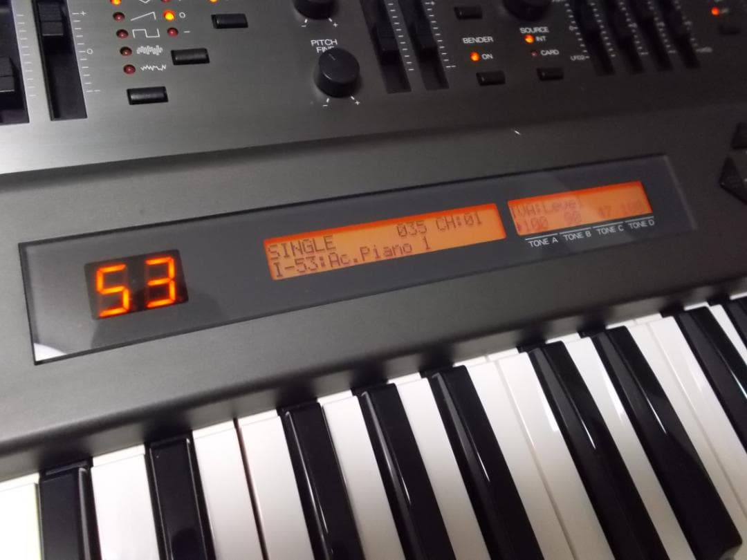 Roland JD-800 向かって右側樹脂パネルヒビありですが