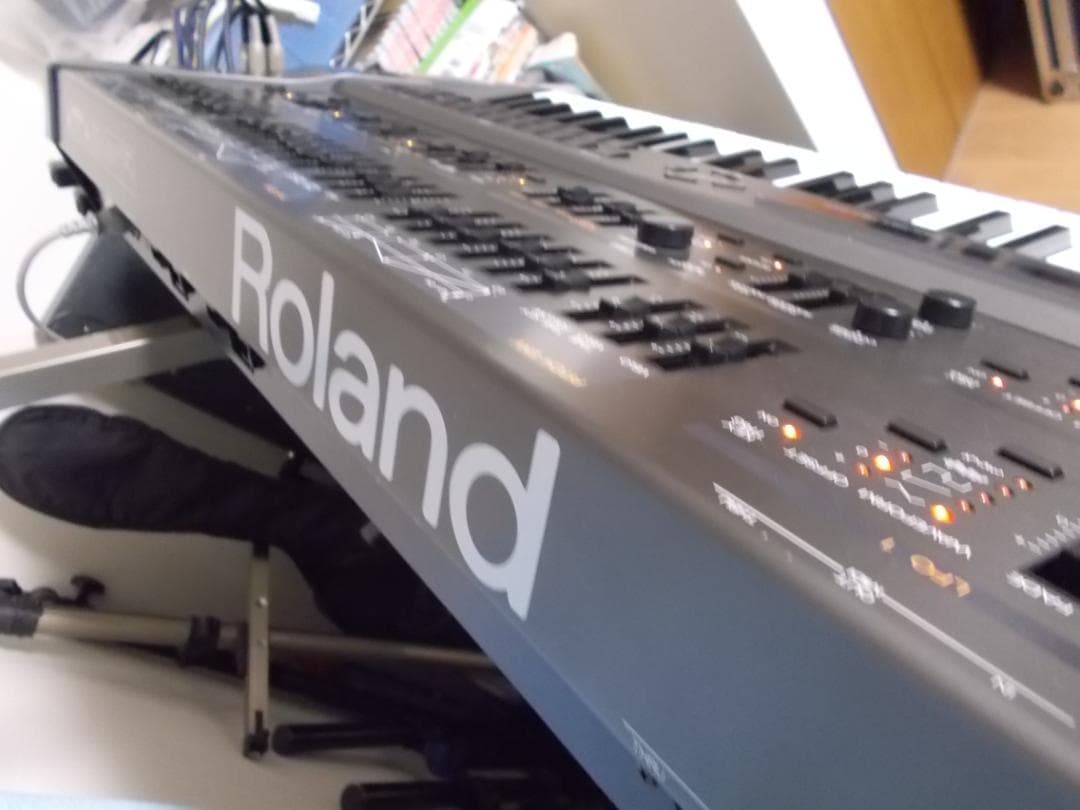 Roland JD-800 向かって右側樹脂パネルヒビありですが