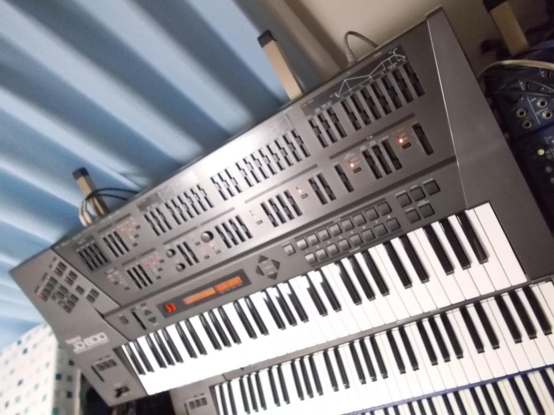 Roland JD-800 向かって右側樹脂パネルヒビありですが