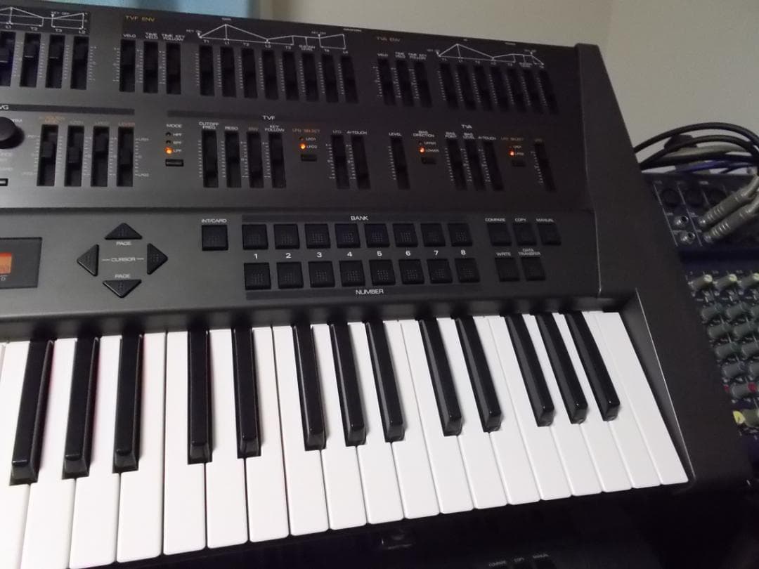 Roland JD-800 向かって右側樹脂パネルヒビありですが