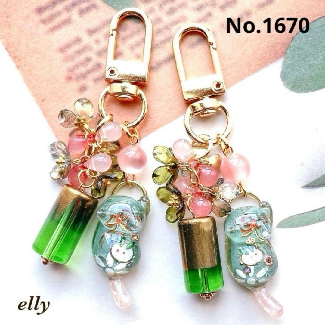 【sawasawa様】1651.天然石　和柄　じゃれ猫　レジン　キーホルダー