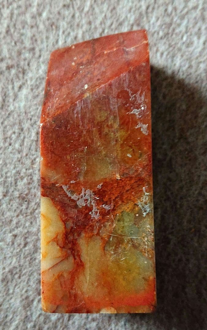 印材　鶏血石