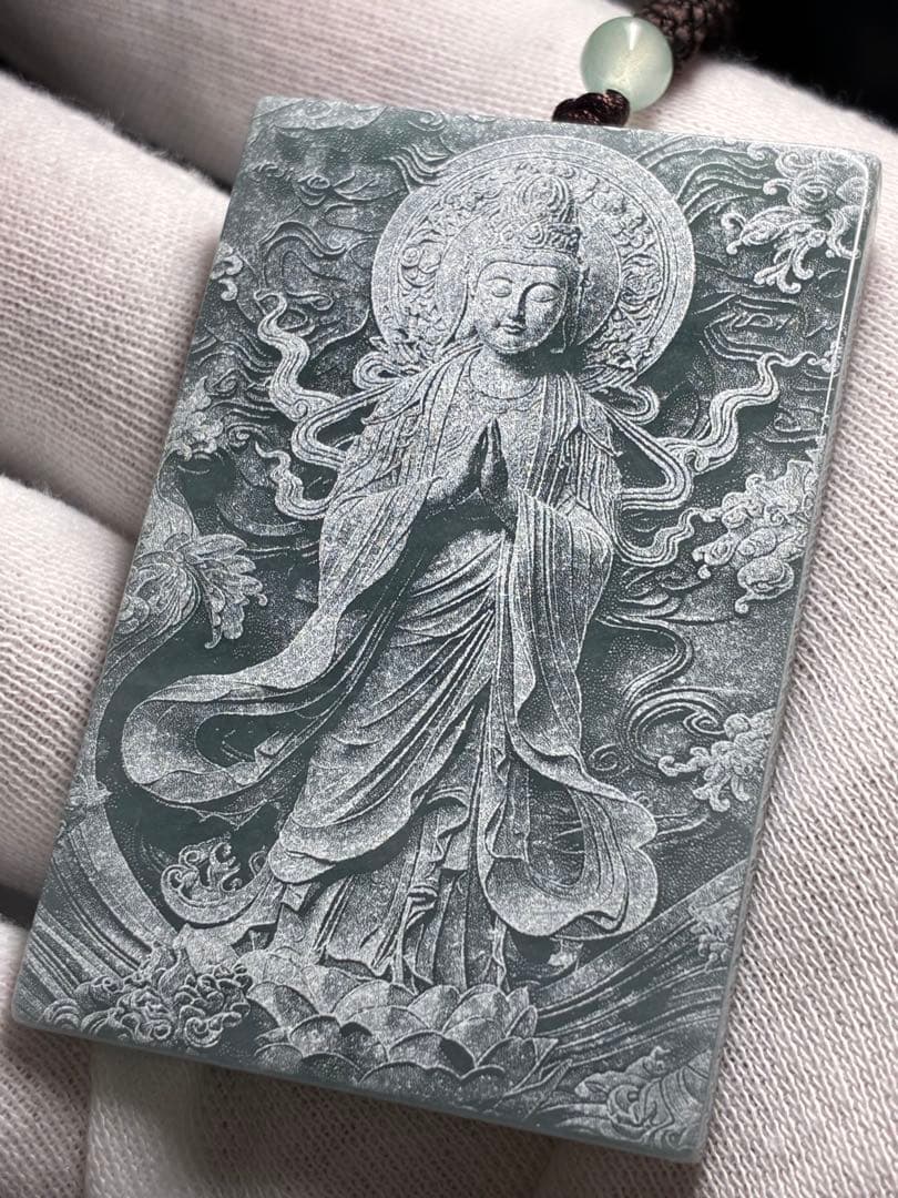 天然石翡翠ペンダント　仏教至宝「普渡衆生」観音菩薩　極細工彫刻ヒスイペンダント