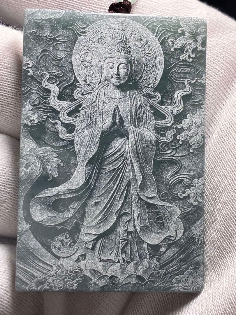 天然石翡翠ペンダント　仏教至宝「普渡衆生」観音菩薩　極細工彫刻ヒスイペンダント