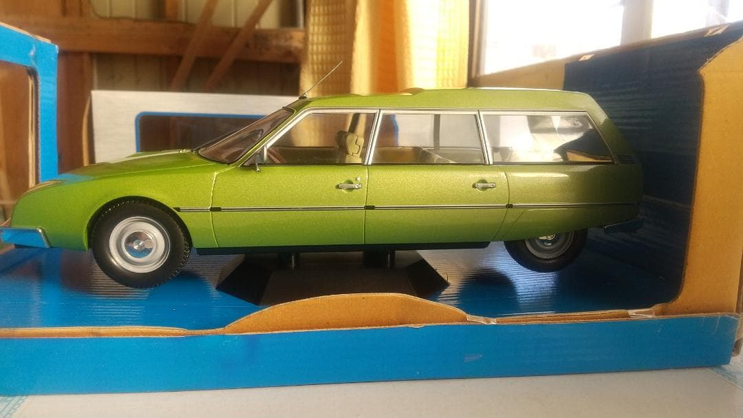 じじおっさん　MODEL CAR GROUP 1/18のグリーン