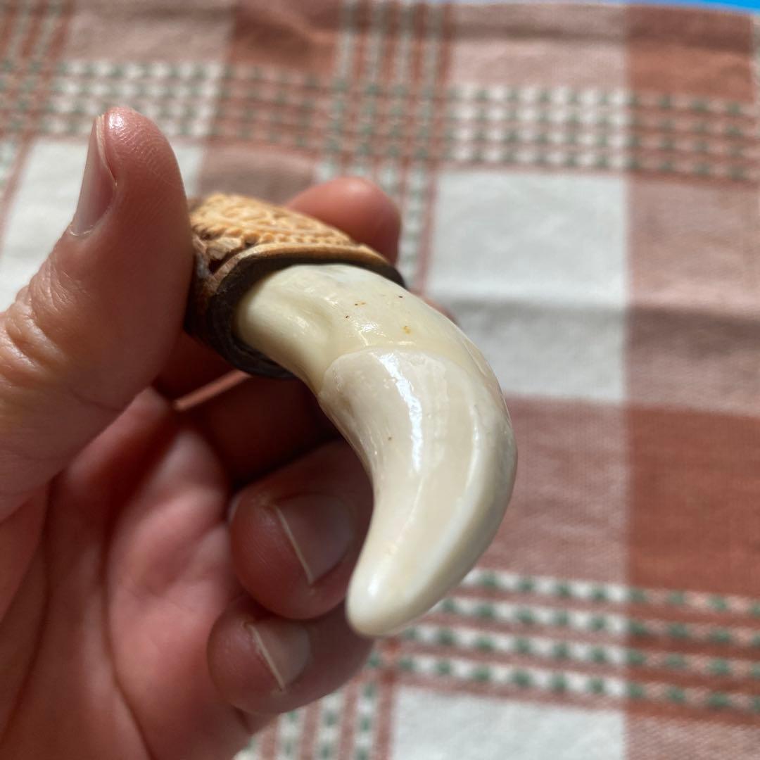 熊の牙　木製彫刻アイヌ模様