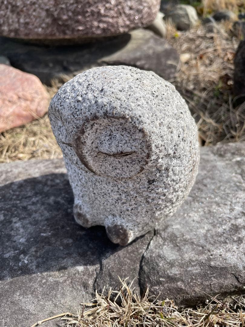 フクロウ(石の手彫り)