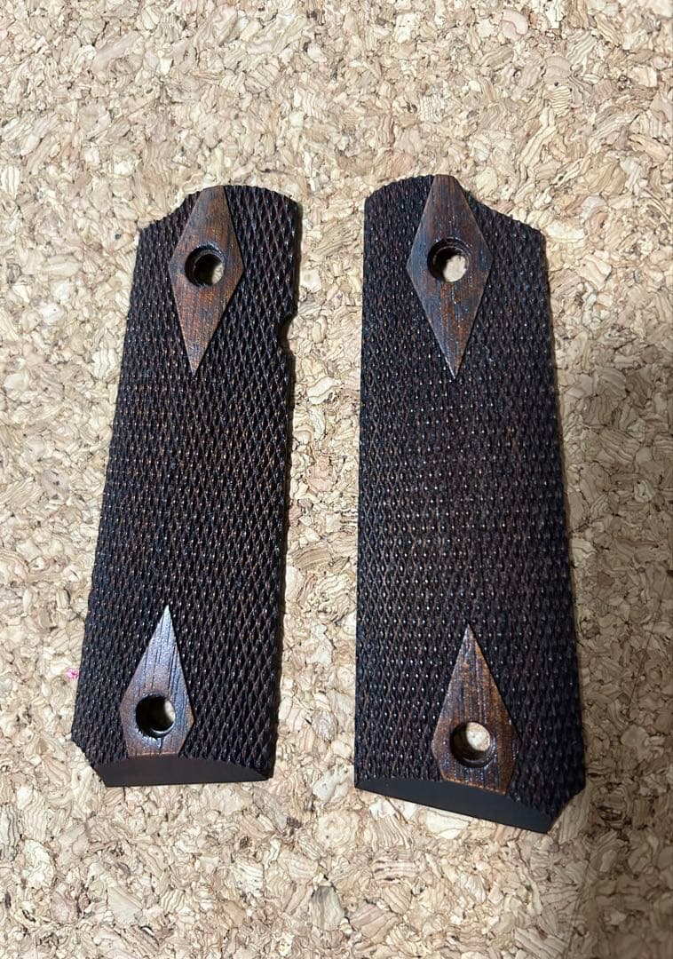 CAW木製 M1911ガバメントマルシン用 ダイヤチェッカーグリップウェイト付属