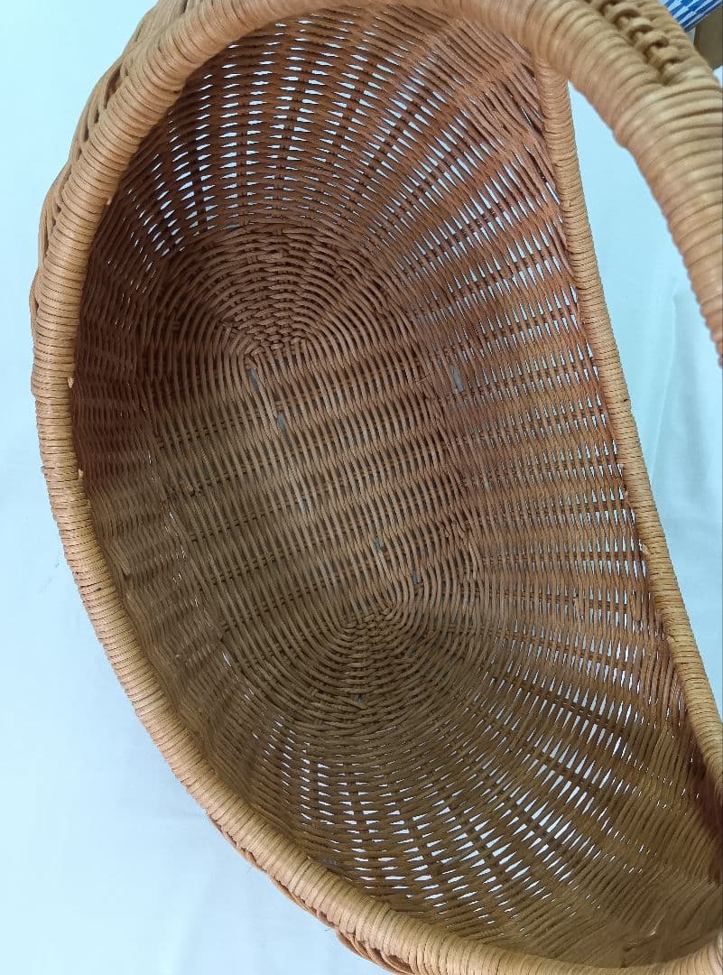 籐製　クロワッサン型ラタンバスケット　大　ワンハンドル　持ち手付きカゴ