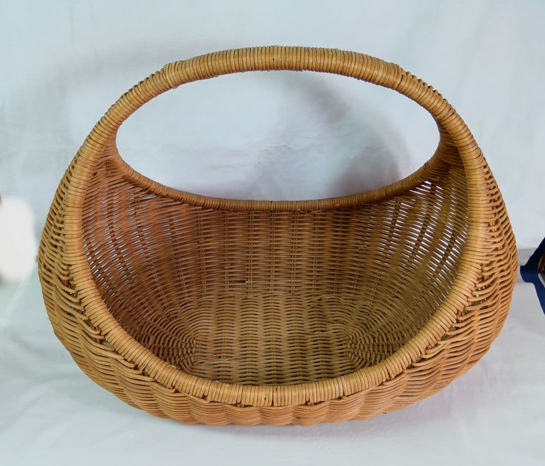 籐製　クロワッサン型ラタンバスケット　大　ワンハンドル　持ち手付きカゴ