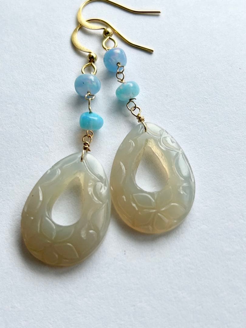 グレーオニキス　プルメリアスクロールフープカービング　オパール　14kgfピアス